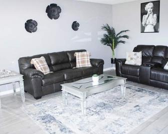 Beautiful Home & Pool - Fresno - Sala de estar