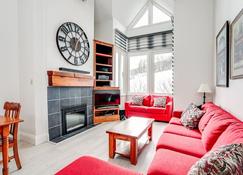 2 Bdrm Ski In Ski Out Loft at Blue Mountain - The Blue Mountains - Living room