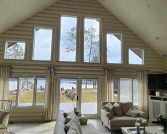 Luxurious Lakefront Log Home with Entertainment Building on Moosehead Lake\n - Moose Lake - Sala de estar