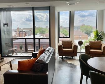 Luxurious Condo in Heart of Downtown Iowa City - Iowa City - Living room