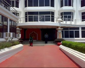 Hotel Puri Beach Resort - Puri - Building