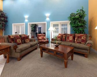 Extend-a-Suites - Extended Stay, I-40 Amarillo West - Амарілло - Вітальня