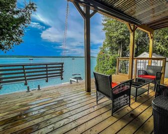 Lakefront Cottage w/ New Hot Tub, Skiing Nearby, Games Room & Stunning Views - Roseneath - Balcony