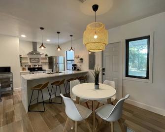 Cozy Home-Close to Downtown, Beaches & Restaurants - Fort Lauderdale - Dining room