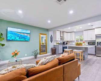 MI- Ranch style 3 bedroom 2 bath Quiet & safe Neighborhood king-bed! - Monrovia - Living room