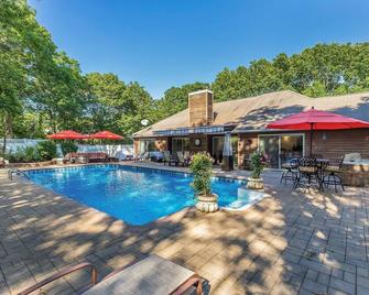 Hamptons - Pool & Private Tennis Court, Hot Tub, 2 Pickleball Courts - Hampton Bays - Piscina