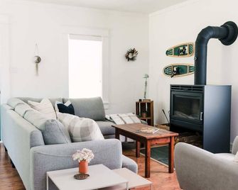 The Beachside Burrow - Next to Sandbanks w Hot Tub - Picton - Living room