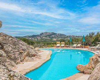 Beautiful private villa for 6 guests with private pool, A/C, WIFI, TV, terrace and pets allowed - أرزاشنه - حوض السباحة