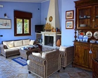 Villa with private pool near the beaches of Palmi - Palmi - Salon