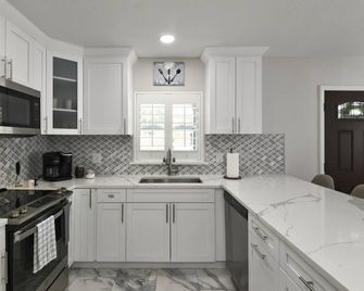 Private Home in Tampa! Game Room - Walk to Raymond James/Steinbrenner Stadium. - Tampa - Kitchen