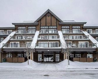 Le Céleste 117–Vue sur le Mont-Ste-Anne et piscine - Beaupre - Building