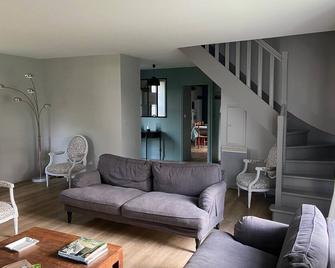 Maison de Campagne Dans le Parc D'un Manoir du 16e Siècle - Sixt-sur-Aff - Sala de estar