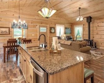 Homey Cozy Dog Friendly Cabin Surrounded By Beautiful Mountain Trees w/Hot Tub+ - Cosby - Dining room