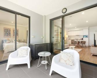 Cityside Comfort 1BR Retreat in West End Parking - Brisbane - Living room