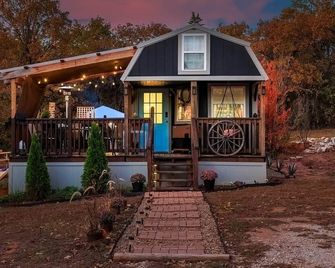 Central OK Escape or Rodeo Basecamp near Lazy E Amenity Packed - Edmond