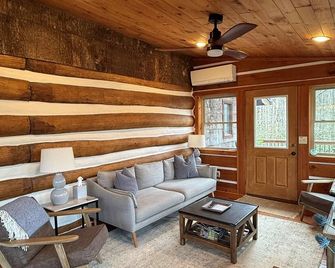 Family Retreat, Dogs Ok, Hot Tub, Fire Pit, & More - Blowing Rock - Living room