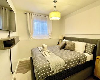 Luxury Suite-Unique Quotes Space - Saskatoon - Sypialnia