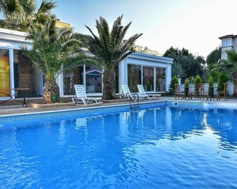 Uzunhan Hotel - 艾瓦勒克 - 游泳池