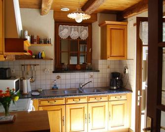 Traditional stone cottage with pool and river frontage - Vieillevie - Cocina