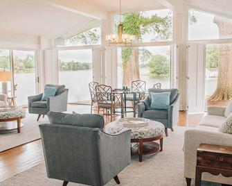 Irvington Waterfront: Pool, Dock & Sunset Views - Irvington - Living room