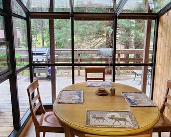 Conveniently located mountain home nestled in the forest at Graeagle - Graeagle - Dining room