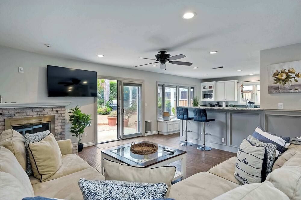 Carlsbad Charm 3 Bdr Stunner! - Carlsbad - Living room