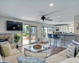 Carlsbad Charm 3 Bdr Stunner! - Carlsbad - Living room