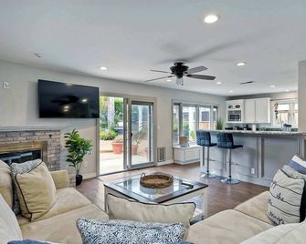 Carlsbad Charm 3 Bdr Stunner! - Carlsbad - Living room
