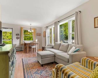Hemlock Hideout - 3 Mins from DT Lex, Great Beach! - Lexington - Sala de estar