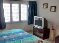 A Comfy Charming independent Air-Conditioned Bungalow - Vadodara - Yatak Odası