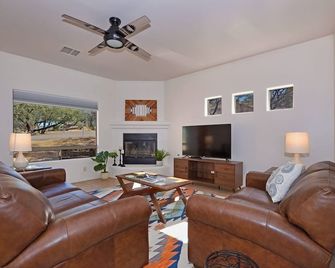 Desert Retreat, Off the Beaten Path, Beautiful Santa Fe Home! Located in - Rimrock - Living room