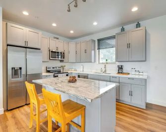 Walk to Marina: Tillamook Bay Apt w/ Water Views! - Garibaldi - Kitchen