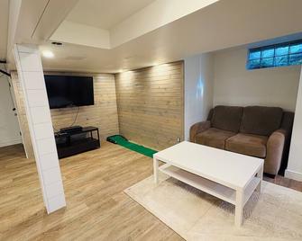 5 Bdrm Beautiful Home In Safe Neighborhood 7 Minute Drive To Lambeau - Allouez - Living room