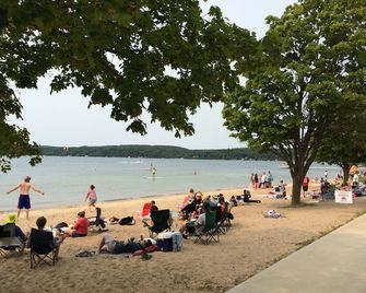 Condo In A Historical Courthouse In Beulah & Steps Away From Crystal Lake Beach - Beulah - Playa