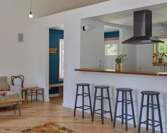 Bright/modern escape :: nestled in the forest, walk to the village & train - Cold Spring - Bar