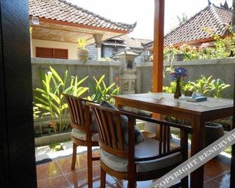 Cegeng Lestari Guesthouse - Klungkung - Balcón