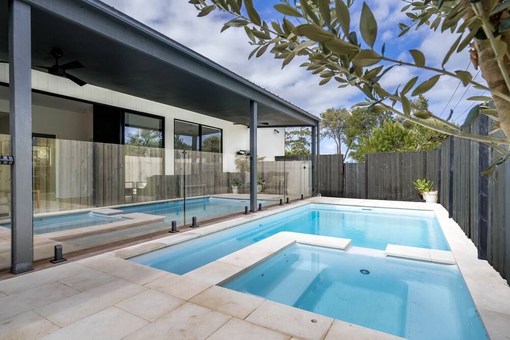 Pool/Spa with the beach 150m away, sleeps 16 - ري - حوض السباحة