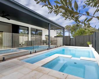 Pool/Spa with the beach 150m away, sleeps 16 - Rye - Pool