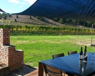 Judge Rock Exclusive Vineyard Cottage Accommodation - Alexandra - Terasa