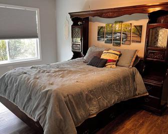 Charming 2-bedroom apartment MINUTES from Darlington Raceway with pond views - Hartsville - Bedroom