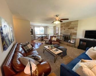 Mountain Viewwalk to attractions & dining - Yelm - Living room