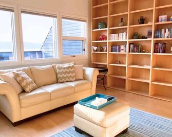 See Aurora and lake from EVERY room - 2bd 2bth - Yellowknife - Living room