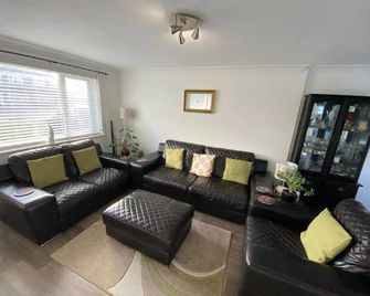Lovely Homes - Aylesbury - Living room