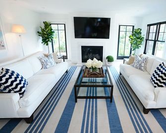 Brand New 4 Bed Luxurious Villa Ocean Views With New Private Pool. - Westerly - Living room