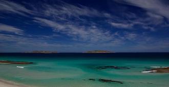 Esperance Beachfront Resort - Esperance - Beach