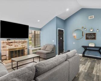 Comfortable Modern 4 Bedroom / 2 Bath Entire Home - Sacramento