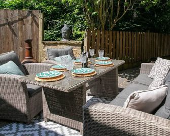 Remarkable 4-Bed House Near Leeds Airport - Yeadon - Patio