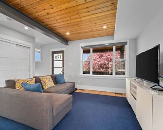 Trendy & Chic | Designed with Love near Downtown - Kitchener - Living room