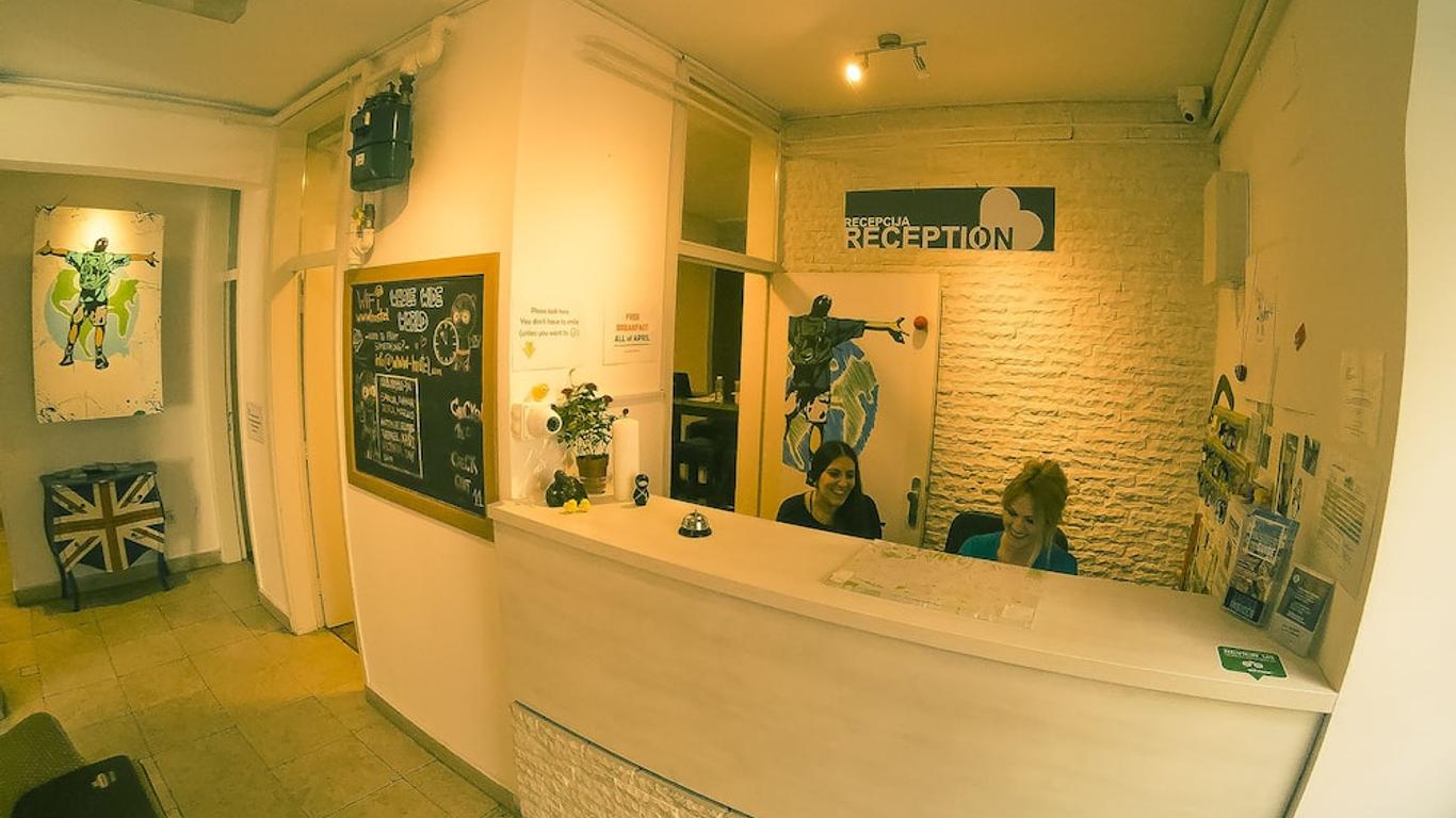 هول وايد وورلد هوستل آند بار