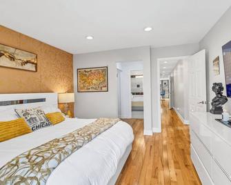 Luxurious Duplex With Private Gym, Huge Yard, King Beds & Garage Parking - Chicago - Bedroom